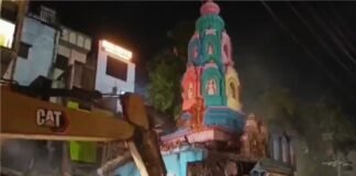 सड़क चौड़ीकरण के दौरान बड़ा हादसा, मंदिर का गुंबद गिरने से PWD कर्मचारी की मौत, एक घायल