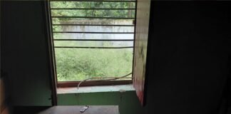 खिड़की की सरिया तोड़कर विद्यालय में घुसे चोरों ने खाद्य समाग्री व खेल किट चोरी