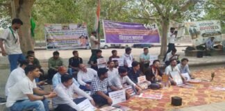 दिल्ली से लखनऊ पहुंची सत्याग्रह पदयात्रा, पेपर लीक के खिलाफ इको गार्डन में प्रदर्शन