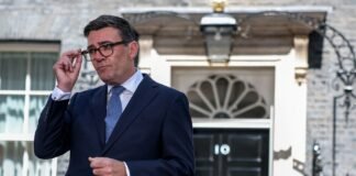 ब्रिटेन के नए प्रधानमंत्री बने Andy Burnham, संभाला कार्यभार, कीर स्टारमर ने सौंपा पदभार