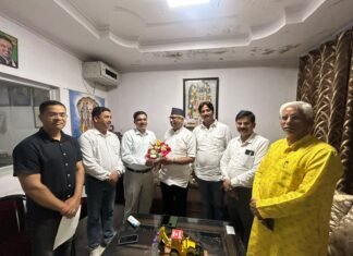 जन उद्घोष व्यापार मंडल के प्रतिनिधिमंडल ने विधायक से की मुलाकात, जानकीपुरम विस्तार की जर्जर सड़कों का उठाया मुद्दा