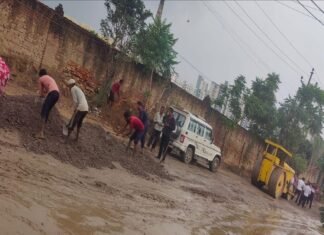 विधायक के 48 घंटे के अल्टीमेटम का असर, हरकत में आया जलकल विभाग, जानकीपुरम की सड़क मरम्मत कार्य में आई तेजी