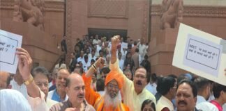 संसद परिसर में विपक्ष के खिलाफ एनडीए का प्रदर्शन, सांसद साक्षी महाराज ने कांग्रेस पर साधा निशाना