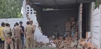 सहारनपुर: पटाखा फैक्ट्री में धमाके से चार लोगों की मौत की आशंका, दो शव बरामद !