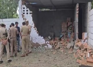 सहारनपुर: पटाखा फैक्ट्री में धमाके से चार लोगों की मौत की आशंका, दो शव बरामद !