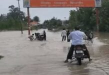 उफनाईं नदियां, डूबे घाट और खेत; गंगा हाईवे पर बही, शारदा में नाव हादसे के बाद 2 लापता