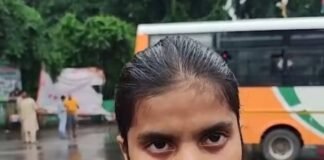 शिक्षकों की कमी के विरोध में सड़क पर उतरीं छात्राएं