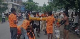 दादी को कांवड़ में बैठाकर निकले पौत्र, साथ में 51 लीटर गंगाजल