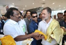 चेन्नई पहुंचे राहुल गांधी, एयरपोर्ट पर कांग्रेस नेताओं और कार्यकर्ताओं ने किया भव्य स्वागत