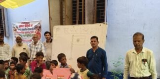 बाढ़ की विषम परिस्थितियों में बच्चों ने भरे देशभक्ति के रंग