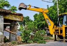 80 साल पुराना चुंगी भवन जमींदोज, जर्जर इमारत से टला बड़ा हादसा