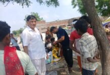 बाढ़ पीड़ितों के बीच पहुंचे परमार्थ संस्थान के अध्यक्ष केशवभान साध- भोजन वितरण के साथ मदद का भरोसा
