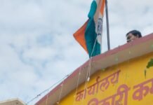 बीडीओ की घड़ी हुई लेट, तिरंगा समय पर लहराया