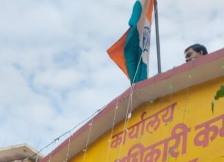 बीडीओ की घड़ी हुई लेट, तिरंगा समय पर लहराया