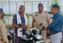 गुलाब का फूल देकर हेलमेट के लिए जागरूक कर रहा परिवहन विभाग, बिना हेलमेट चालकों के काटे चालान