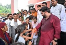 नगर पंचायत कार्यालय में धूमधाम से मनाया गया रक्षाबंधन का पर्व, बहनों ने बांधी राखी