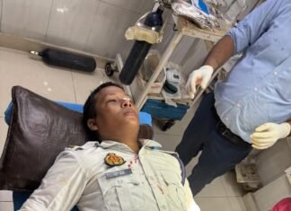 लखनऊ: आरक्षी नवीन चौधरी ने चेन स्नैचर को दबोचा, आरोपी ने बचने के लिए चेहरे पर किया हमला