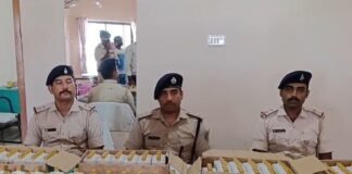 धनबाद में नकली शराब का बड़ा खेल: बकरी शेड से 16 हजार से ज्यादा बोतलें बरामद, कारोबारी फरार