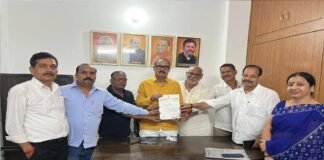 बीकेटी रेलवे स्टेशन पर आरक्षण केंद्र और एक्सप्रेस ट्रेनों के ठहराव की मांग, विधायक योगेश शुक्ला को सौंपा ज्ञापन