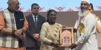 बनारसी बुनाई को राष्ट्रीय सम्मान, राष्ट्रपति मुर्मु ने शाह मुहम्मद अंसारी को संत कबीर हथकरघा पुरस्कार से नवाजा