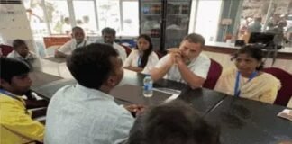 छात्रों को नहीं, पीएम को मांगनी चाहिए माफी: राहुल गांधी