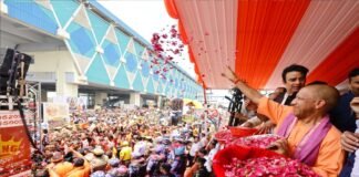 कांवड़ियों पर पुष्पवर्षा, शिवरात्रि तक जारी रहेगी फूलों की बारिश: सीएम योगी