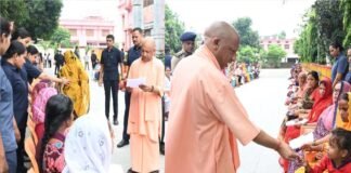 जनता दर्शन में सीएम योगी ने सुनीं 200 फरियादें, कहा- ‘घबराइए मत… सरकार आपके साथ है’