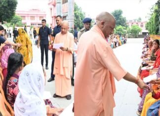 जनता दर्शन में सीएम योगी ने सुनीं 200 फरियादें, कहा- ‘घबराइए मत… सरकार आपके साथ है’
