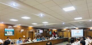 कृषकों की आय बढ़ाने के लिए मछली व मधुमक्खी पालन को दें बढ़ावा : जिलाधिकारी