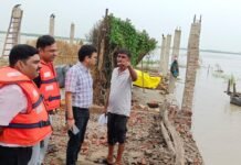 बाढ़ प्रभावित गांवों में राहत कार्यों का जायजा, कटान प्रभावित परिवारों को तत्काल सहायता के निर्देश