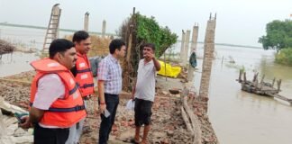 बाढ़ प्रभावित गांवों में राहत कार्यों का जायजा, कटान प्रभावित परिवारों को तत्काल सहायता के निर्देश