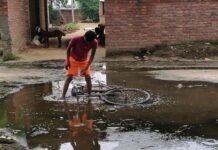 ढुड़ियापुर में नाली बंद होने से सीसी रोड बनी तालाब, जलभराव से ग्रामीण परेशान