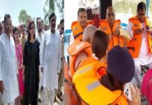 प्रभारी मंत्री ने बाढ़ प्रभावित दौली की मड़ैया का किया दौरा, 25 पीड़ितों को जमीन के प्रमाण पत्र बांटे