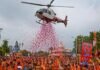 बाराबंकी में कांवड़ियों पर हेलीकॉप्टर से भव्य पुष्पवर्षा, आसमान से फूल बरसते ही जमीन पर गूंजा ‘हर-हर महादेव’!