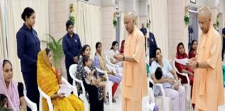 बारिश में बच्चे को गोद में लेकर पहुंची सीतापुर की रोली, सीएम योगी ने सुनी फरियाद