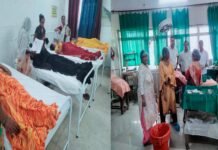 सड़क के बीचों-बीच लगे बिजली के पोल बने हादसों की वजह