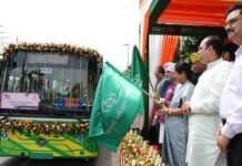 दिल्ली को 200 नई इलेक्ट्रिक बसों की मिली सौगात, CM रेखा गुप्ता ने दिखाई हरी झंडी, महिलाओं-छात्राओं के लिए स्पेशल बस सेवा शुरू
