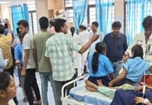 स्कूल में मिड-डे मील खाने के बाद 34 बच्चे बीमार, प्रिंसिपल को किया गया निलंबित, तीन रसोइयों को हटाया