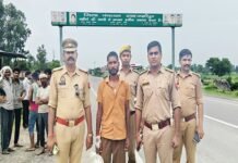 जिला बदर घोषित अपराधी को पुलिस ने कराया जनपद से बाहर, डीएम के आदेश का सख्ती से पालन