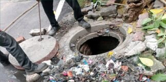 गोमती नगर में सीवर मैनहोल की सफाई के दौरान बड़ी मात्रा में प्लास्टिक, बोतलें, पैकेजिंग सामग्री और अन्य ठोस अपशिष्ट निकला