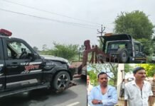 सांड से टकराकर खाई में पलटी डायल 112 की गाड़ी, तीन पुलिसकर्मी घायल