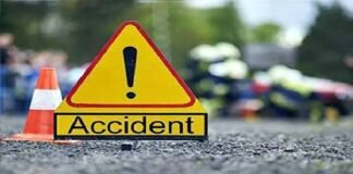 डिवाइडर से टकराई बाइक, हादसे में तीन लोग हुए घायल