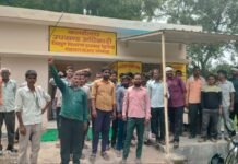 नवाबगंज ब्लॉक के ज्योनी गांव में पिछले 25 दिनों से बिजली आपूर्ति ठप, ग्रामीणों ने नवाबगंज स्थित बिजलीघर पर किया प्रदर्शन
