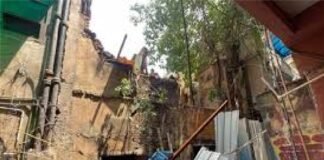 करोल बाग में डिमोलिशन के दौरान दो मंजिला इमारत भरभराकर गिरी, एक मजदूर की मौत; तीन घायल