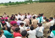 जटपुरा-करनपुरदत्त संपर्क मार्ग पर फिर गरमाया विवाद, ग्रामीणों ने ट्रैक्टरों के आगे बैठकर रोका निर्माण कार्य