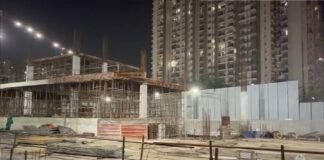 ग्रेटर नोएडा में निर्माणाधीन बिल्डिंग की 14वीं मंज़िल से गिरकर दो मज़दूरों की मौत
