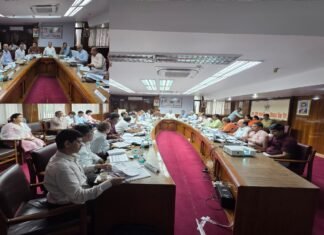 यूपी सहकारी ग्राम विकास बैंक लिमिटेड प्रधान कार्यालय में डॉ० विवेक सिंह तोमर की उपस्थिति एवं प्रबंध निदेशक की अध्यक्षता में क्षेत्रीय प्रबंधकों की हुई समीक्षा बैठक