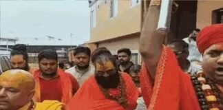 चंपत राय के खिलाफ संतों की बैठक पुलिस ने रोकी, आश्रम से निकालकर ताला लगाने का आरोप