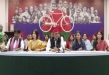 अखिलेश यादव और डिंपल यादव की प्रेसवार्ता, महिला नेताओं की मौजूदगी
