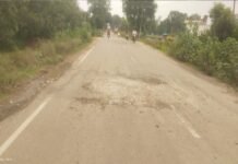 शाहजहांपुर में सड़क का गड्ढा बना काल, बाइक सवार युवक की मौत; ग्रामीणों में आक्रोश